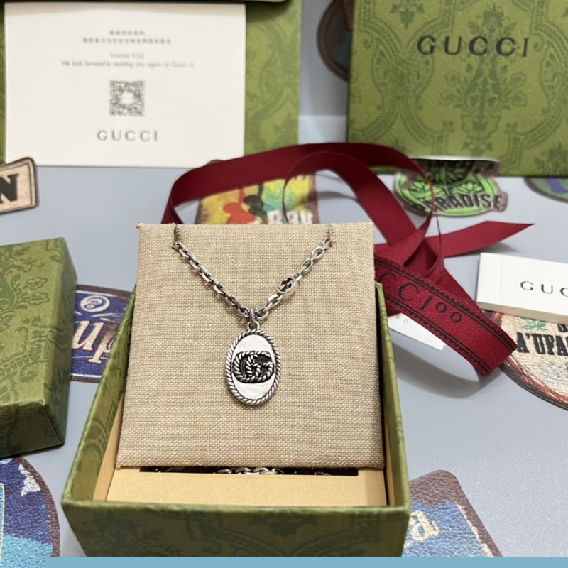 G*u*i necklaces